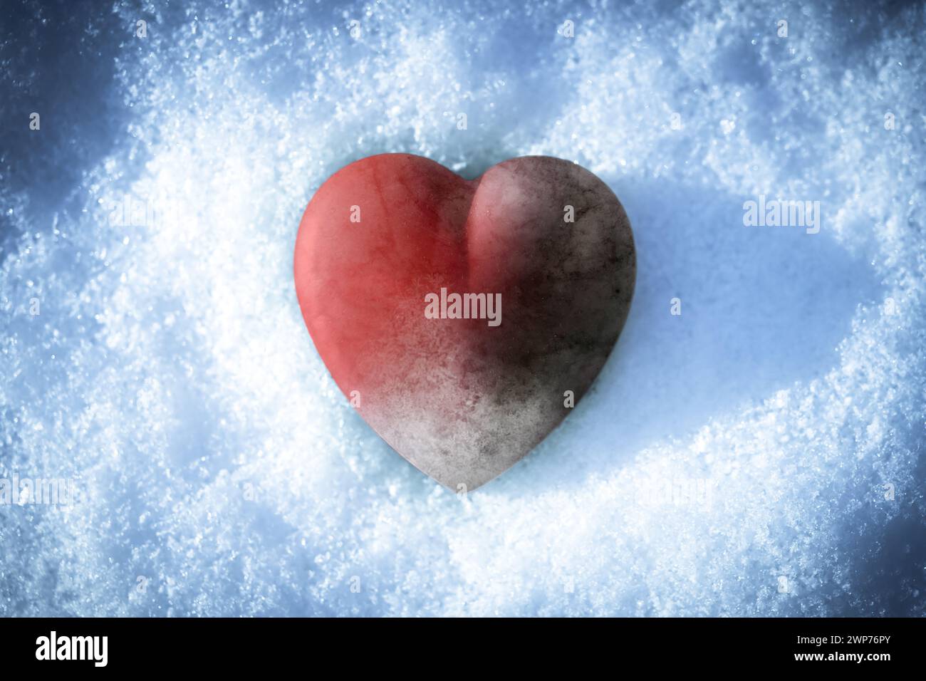 FOTOMONTAGE, Erfrorenes Herz auf Schnee, eiskaltes Herz, enttäuschte Liebe, Trennung Foto Stock