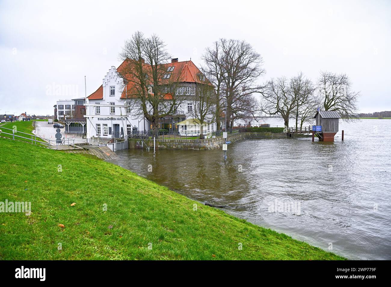 Zollenspieker Fährhaus an der Elbe in Hamburg-Kirchwerder bei Sturmflut durch Sturmtief Zoltan, Hamburg, Deutschland, Europa Foto Stock