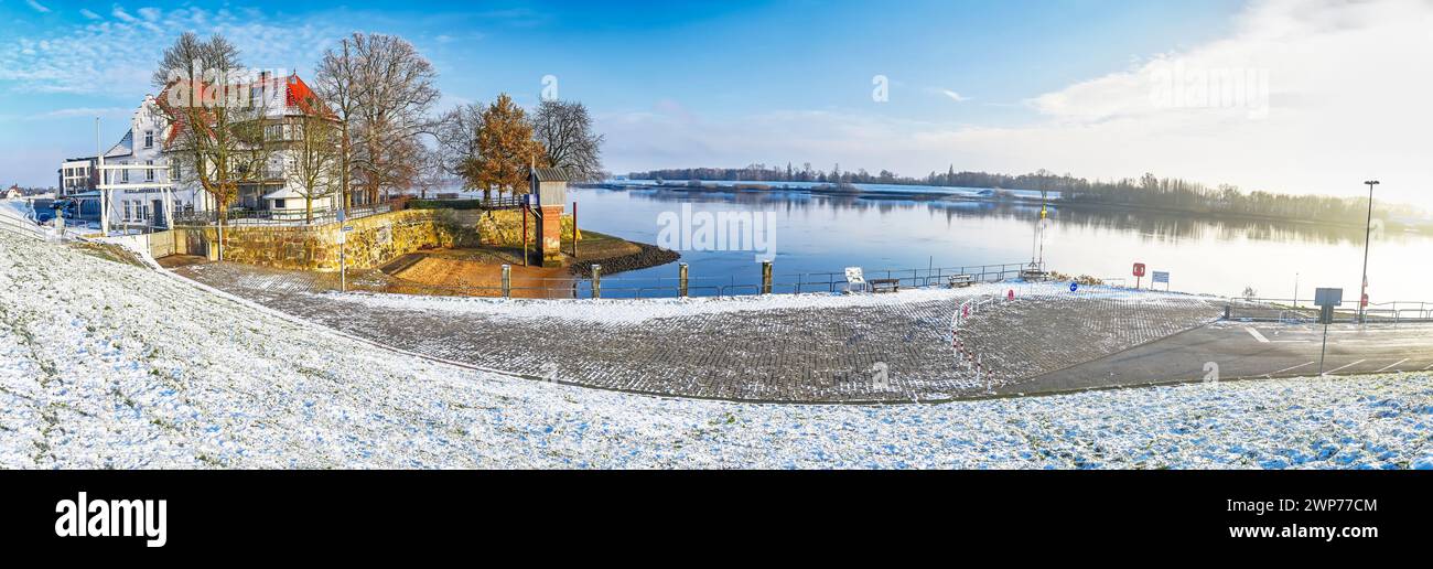 Zollenspieker Fährhaus im Winter an der Elbe a Kirchwerder, Amburgo, Deutschland Foto Stock