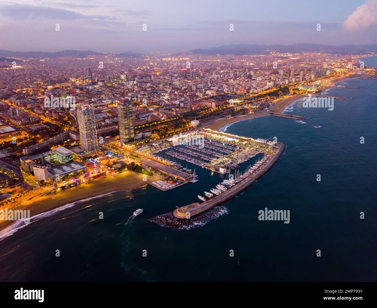 Vista aerea dai droni della costa di Barcellona e del centro della città Foto Stock