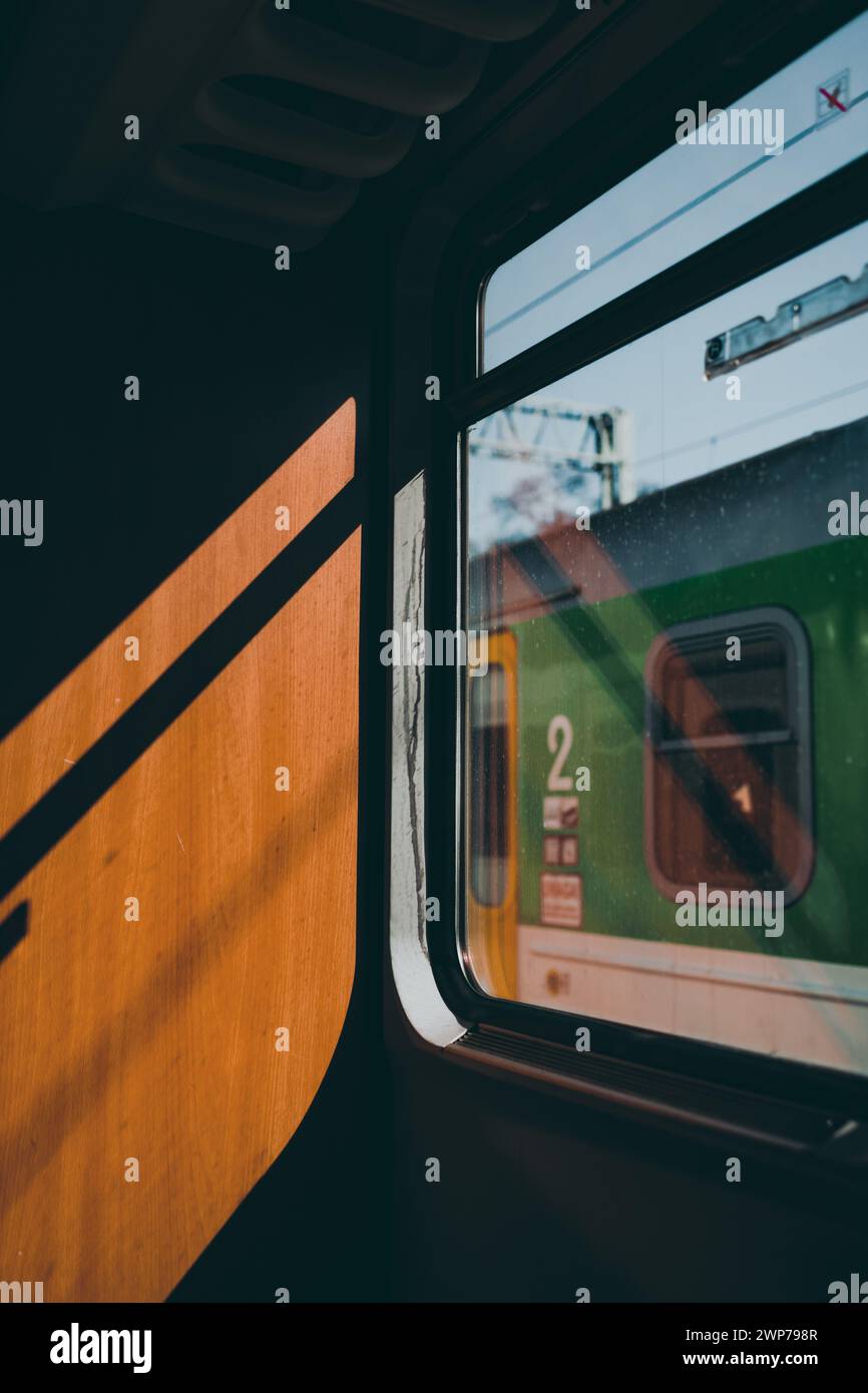 vista di una carrozza dall'interno di un altro treno Foto Stock