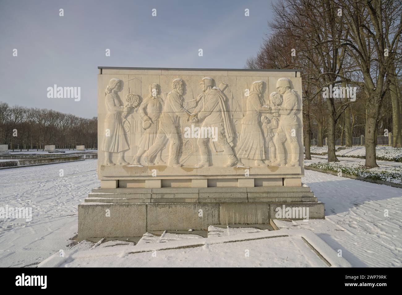 Sarkophag mit Steinrelief, Dank der Zivilbevölkerung an Die Armee, Sowjetisches Ehrenmal, Winter, Treptower Park, Treptow, Treptow-Köpenick, Berlino, D. Foto Stock