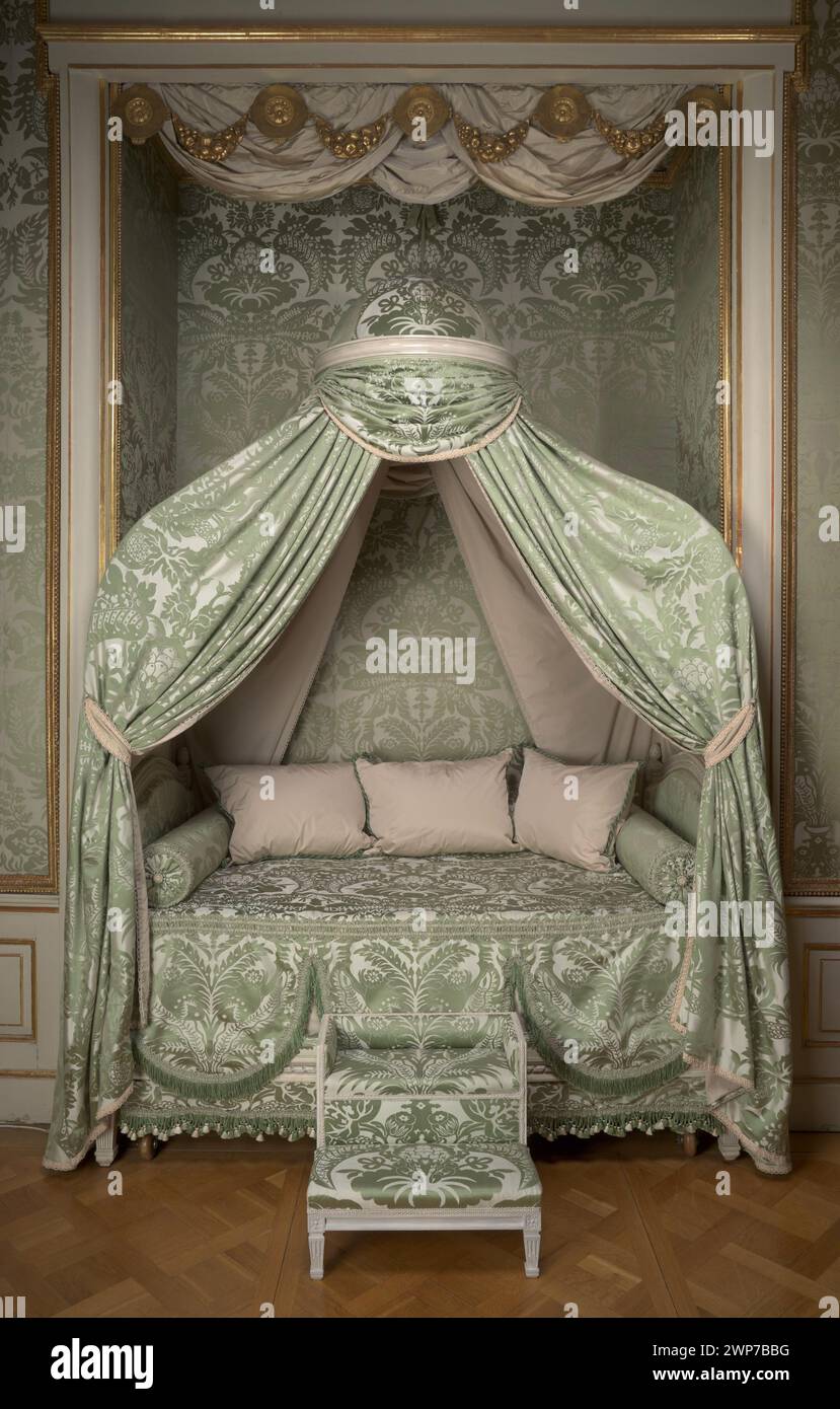 Pittura o illustrazione di un letto della fine del XVIII secolo, che mostra struttura, biancheria e caratteristiche di design. Foto Stock