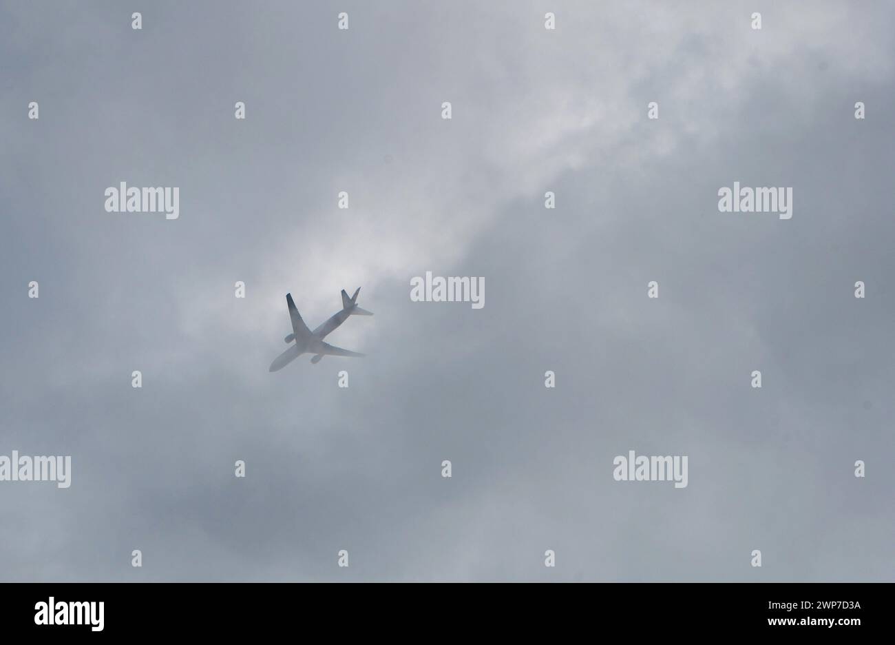 Vola verso il cielo. Aeroplano che si schianta attraverso nuvole nebbiose. Foto Stock