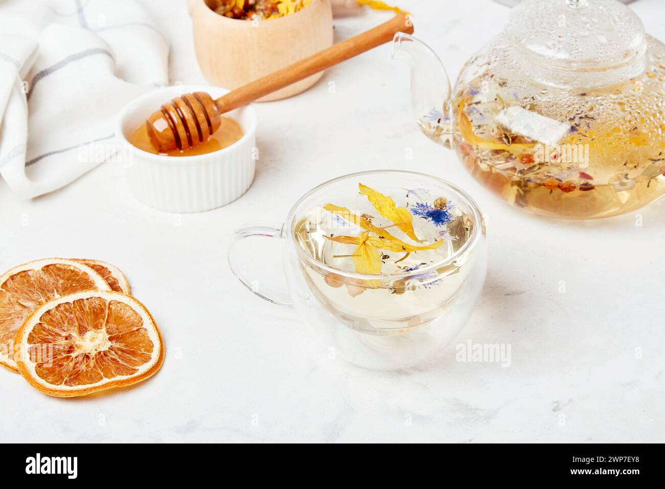 Elisir benessere alpino, tè naturale in tazza di vetro. Miscela biologica di montagna - rinfrescante concetto di infusione di erbe. Foto Stock