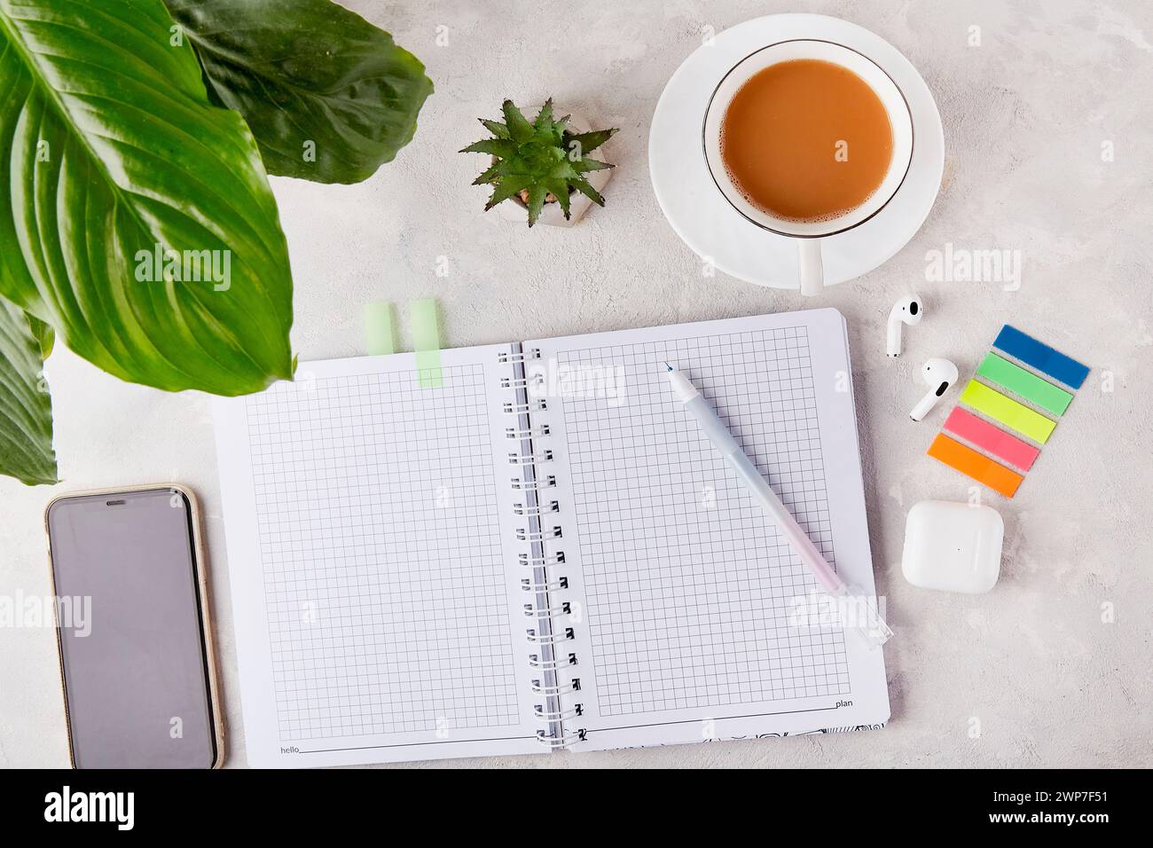 Elegante e semplice: Gli indispensabili per l'ufficio sono piatti con penna e blocco note con una tazza di caffè, adesivi adesivi e cuffie. Foto Stock Elegante e semplice: Gli indispensabili per l'ufficio sono piatti con penna e blocco note con una tazza di caffè, adesivi adesivi e cuffie. Foto Stock