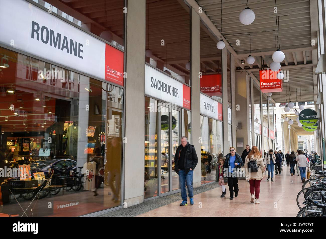 Dussmann Buchhandlung und Kulturkaufhaus, Friedrichstraße, Mitte, Berlino, Deutschland Foto Stock