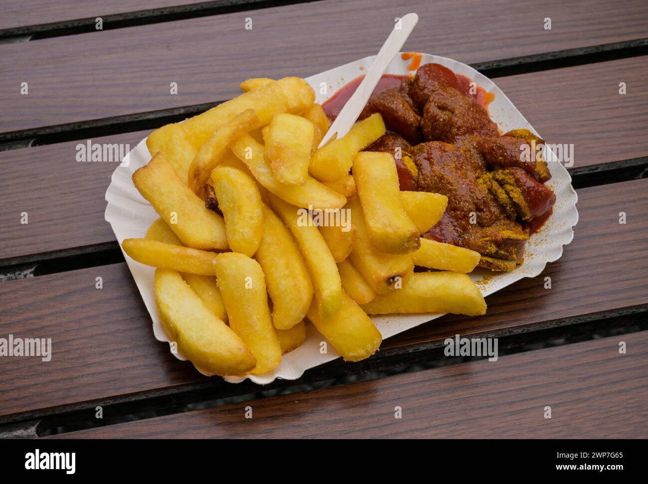 Witty's Currywurst mit Pommes Frites, Berlino, Germania Foto Stock