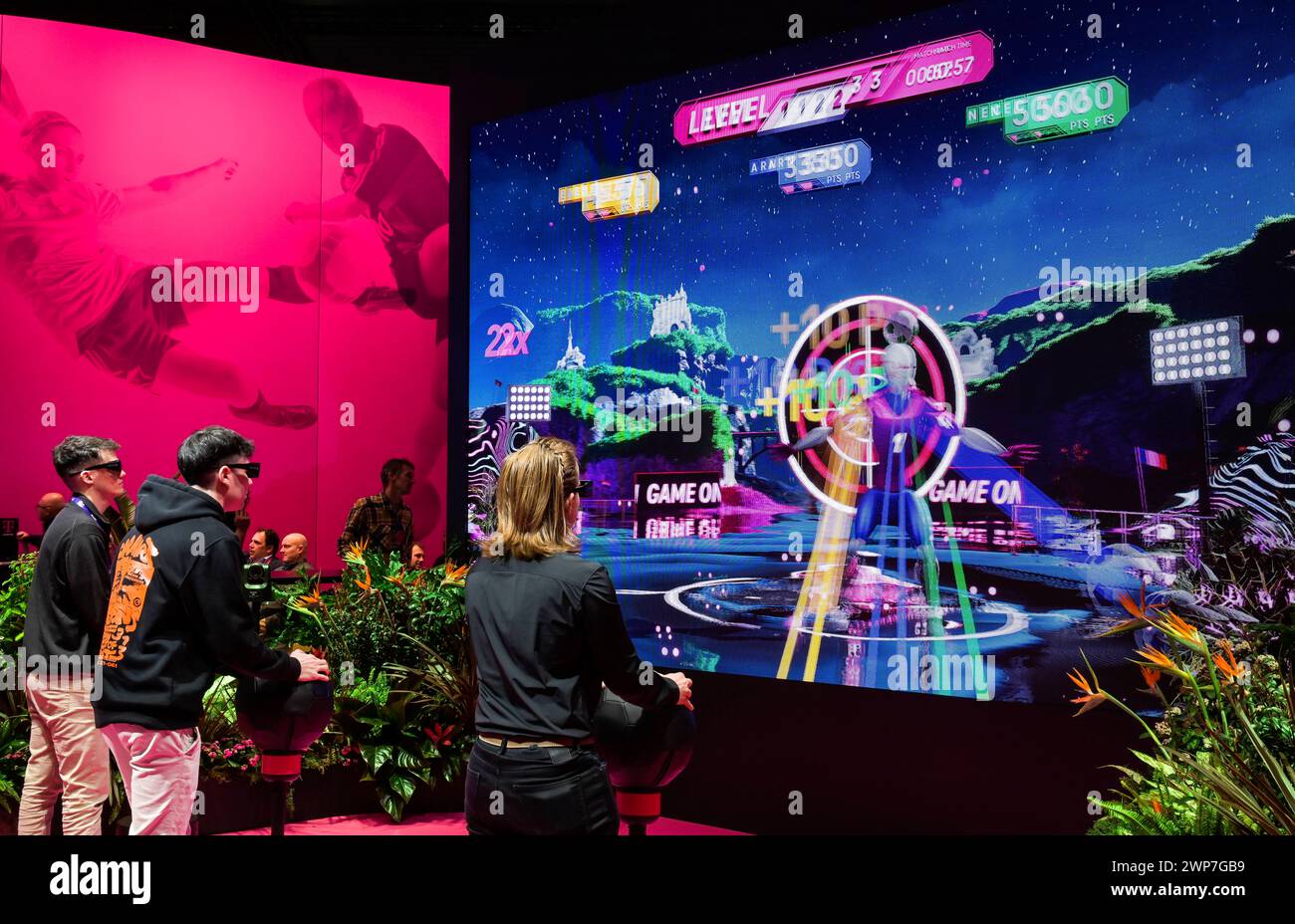 Virtuelles Spiel, Gewinnspiel, Deutsche Telekom Messestand, MWC Mobile World Congress 2024, Barcellona, Spagna Foto Stock
