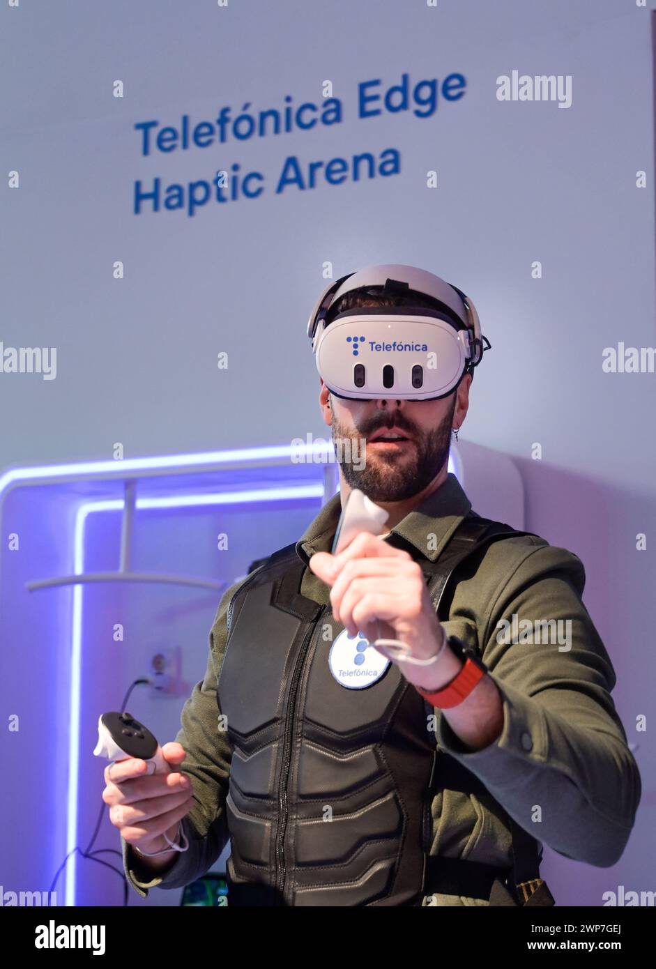 Virtuelles Spiel mit VR-Brille, telefonica Messestand Edge Haptic Arena, MWC Mobile World Congress, Barcellona, Spagna Foto Stock