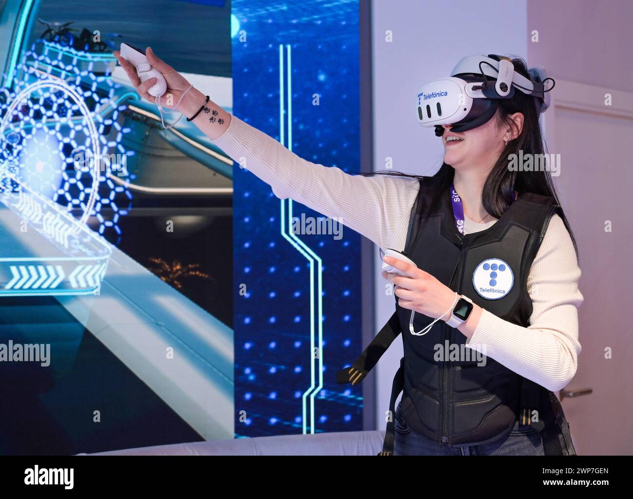 Virtuelles Spiel mit VR-Brille, telefonica Messestand Edge Haptic Arena, MWC Mobile World Congress, Barcellona, Spagna Foto Stock