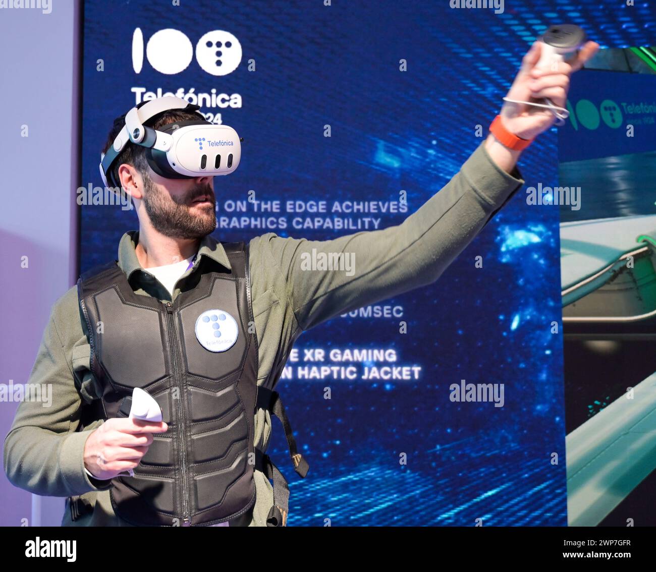 Virtuelles Spiel mit VR-Brille, telefonica Messestand Edge Haptic Arena, MWC Mobile World Congress, Barcellona, Spagna Foto Stock