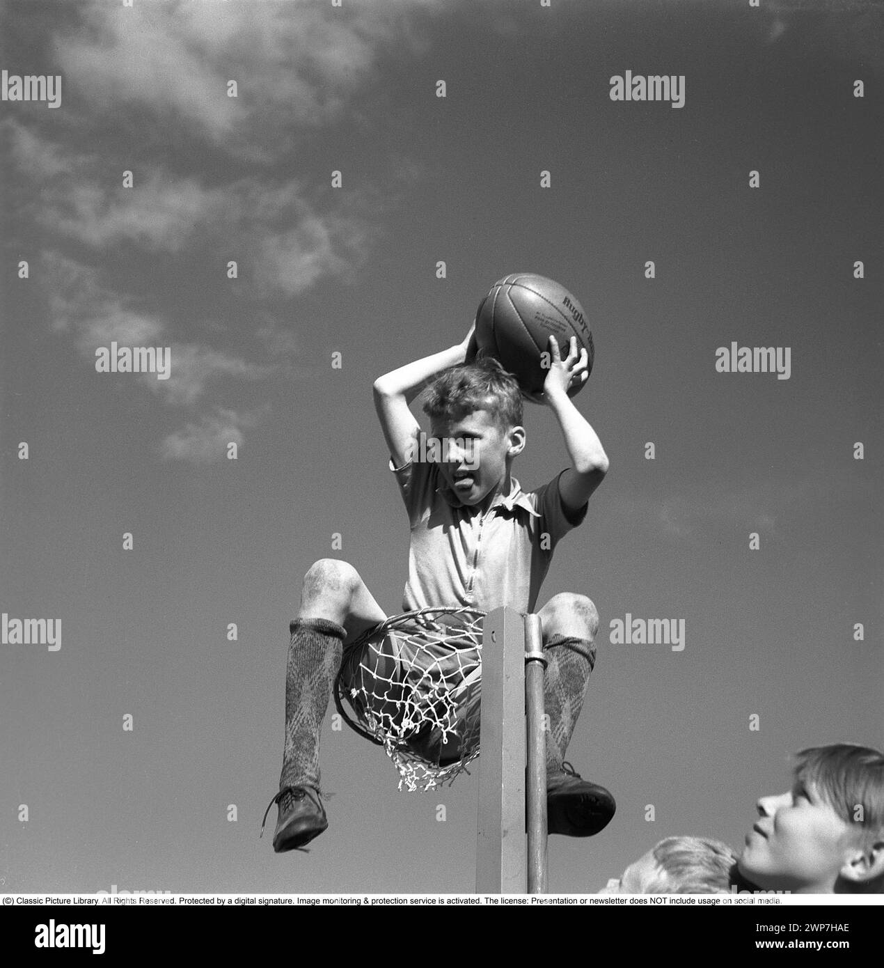 Rugby 1940. Un giovane giocatore di rugby tiene la palla di rugby in mano. La palla da rugby ha una forma ovale, quattro pannelli e un peso di circa 400 grammi. 1942. Kristoffersson rif. A55-5 Foto Stock