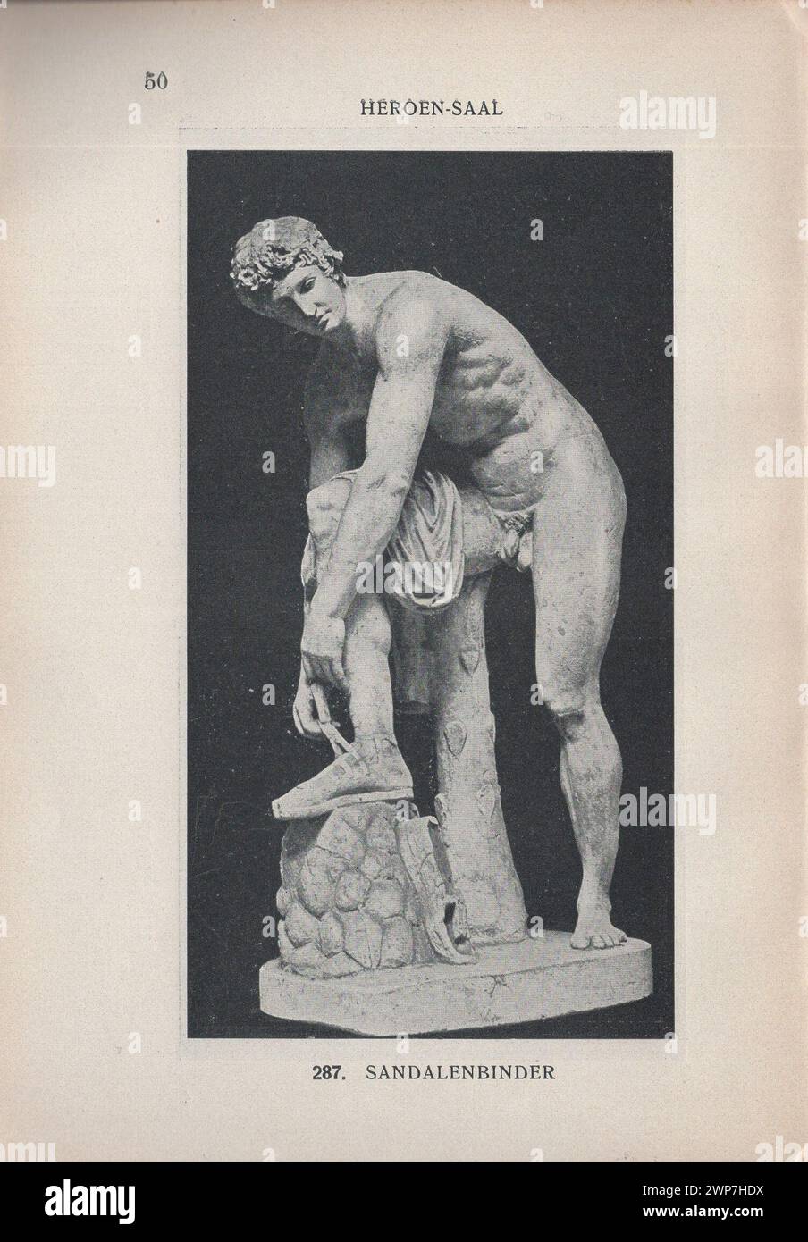 Adolf Furtwängler : Glyptothek 1907 / Illustrierter Katalog der Glyptothek König I. zu München di Ludwig / Kastner & Callwey, 1907 / Catalogo illustrato della Glyptothek di Re Ludovico i a Monaco di Baviera al 1907 / Heroen Saal - Heroes Hall / Sandalenbinder - Hermes (?) Allacciando il suo sandalo, antica statua romana - statua di Sandalbinder Hermes Foto Stock