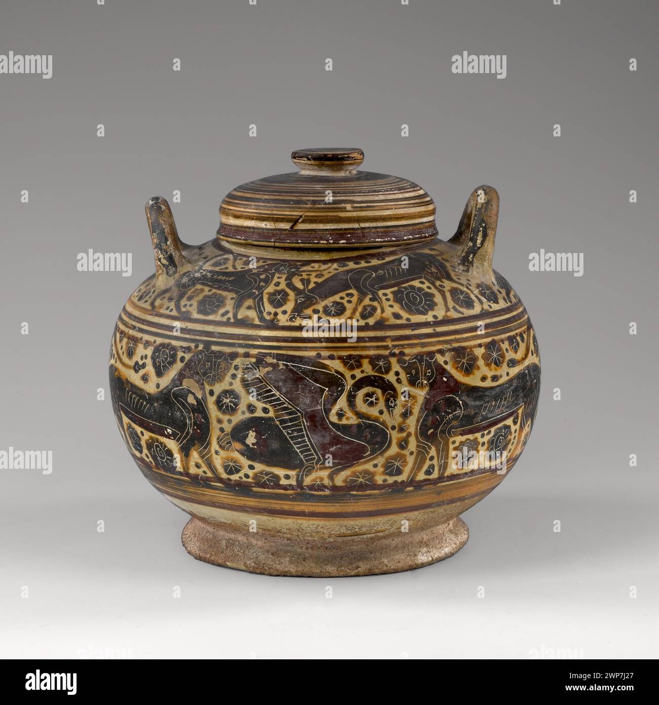 pyxis greco attribuito al Pittore di Geladakis (c. 580 a.C.) con leoni, uccelli e altri animali, periodo centrale e corvo, parte di collezioni d'arte storiche. Foto Stock