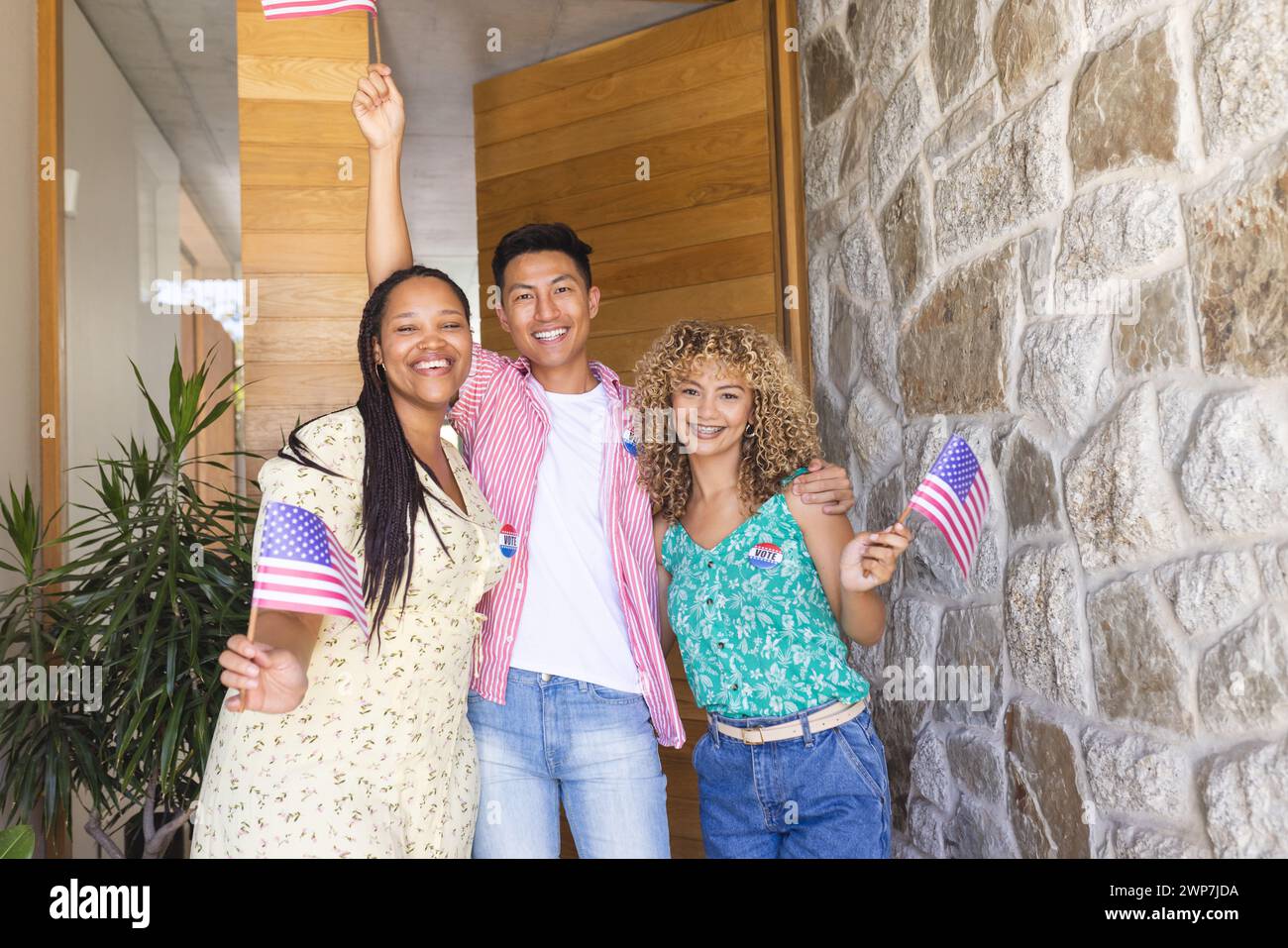 Diversi amici festeggiano con bandiere americane, con ampio spazio per le copie Foto Stock