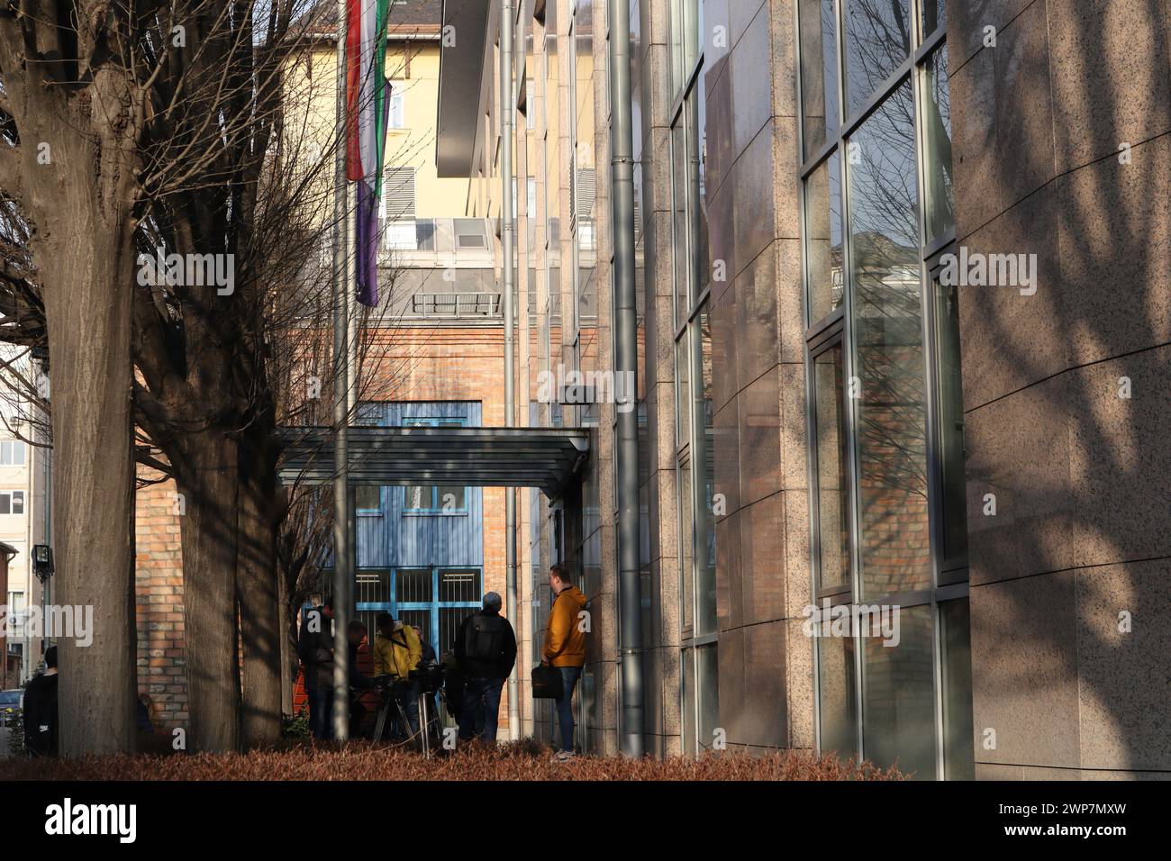 06 marzo 2024. Alle 8:15 Fekete SAS utca 3. Budapest, Ungheria - procedimento penale, il traffico è paralizzato di fronte a Itélő Tábla Fekete SAS utca 3. - Evento, foto di strada - credito Ilona Barna, BIPHOTONEWS, Alamy Live News Foto Stock