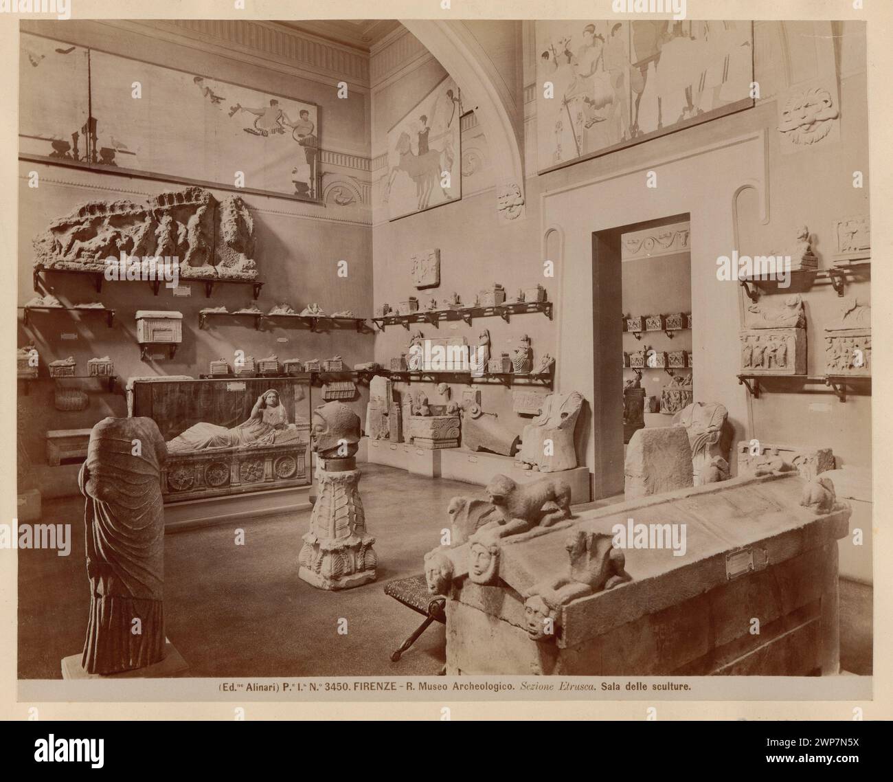 Fotografia di Alinari Fratelli, 1880-1895 circa, che mostra la sala del fiume presso il Museo Archeologico Nazionale di Firenze, con sculture etrusche. Foto Stock