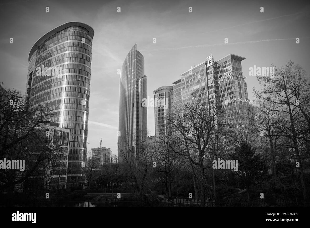 Il moderno paesaggio urbano con grattacieli nel centro affari di Bruxelles Nord visto dal giardino botanico in scala di grigi Foto Stock