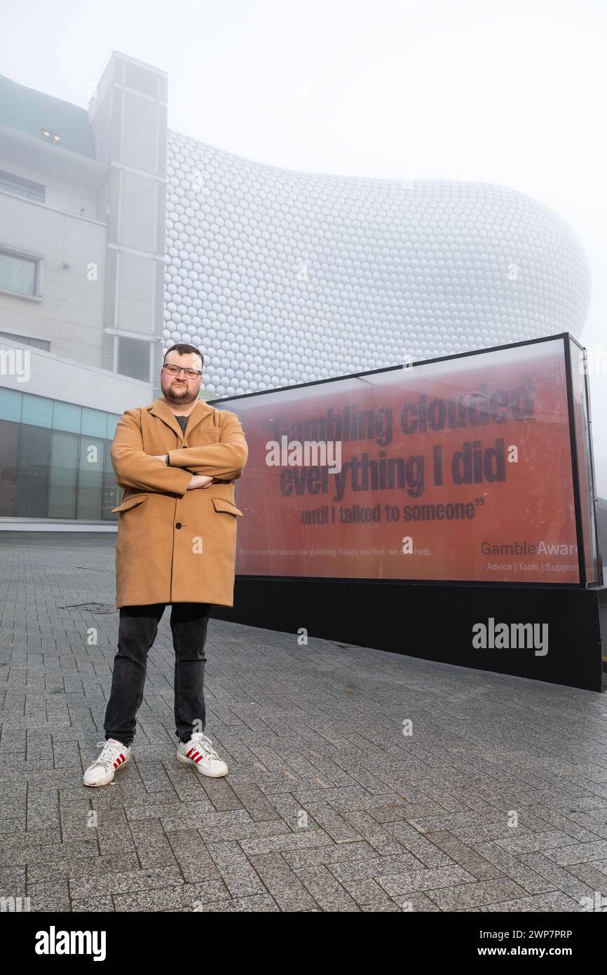 USO EDITORIALE SOLO Sam Perry davanti a un’installazione commissionata da GambleAware a St Martins Square di Birmingham, a seguito di una ricerca che rivela che il 3,6 per cento (168.000 adulti) della popolazione delle West Midlands sta vivendo un «problema di gioco d’azzardo». Data foto: Mercoledì 6 marzo 2024. Foto Stock