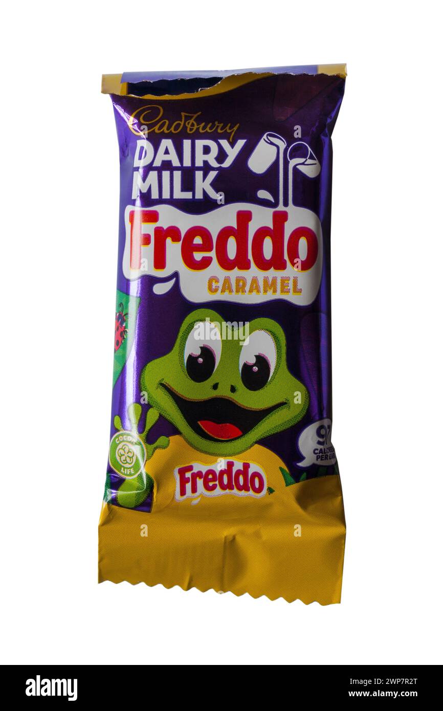 Avvolto Cadbury latte freddo caramello barretta di cioccolato isolato su sfondo bianco Foto Stock