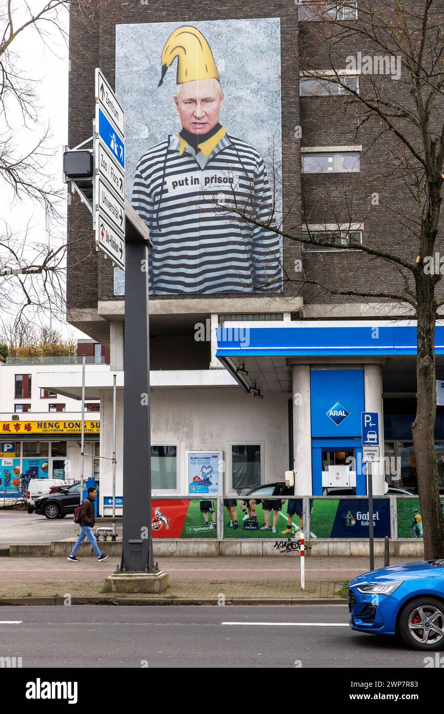 Foto del presidente russo Vladimir Putin in abiti da prigioniero in una casa in via Aachener, artista Thomas Baumgaertel, Colonia, Germania. ***PREPARAZIONE Foto Stock