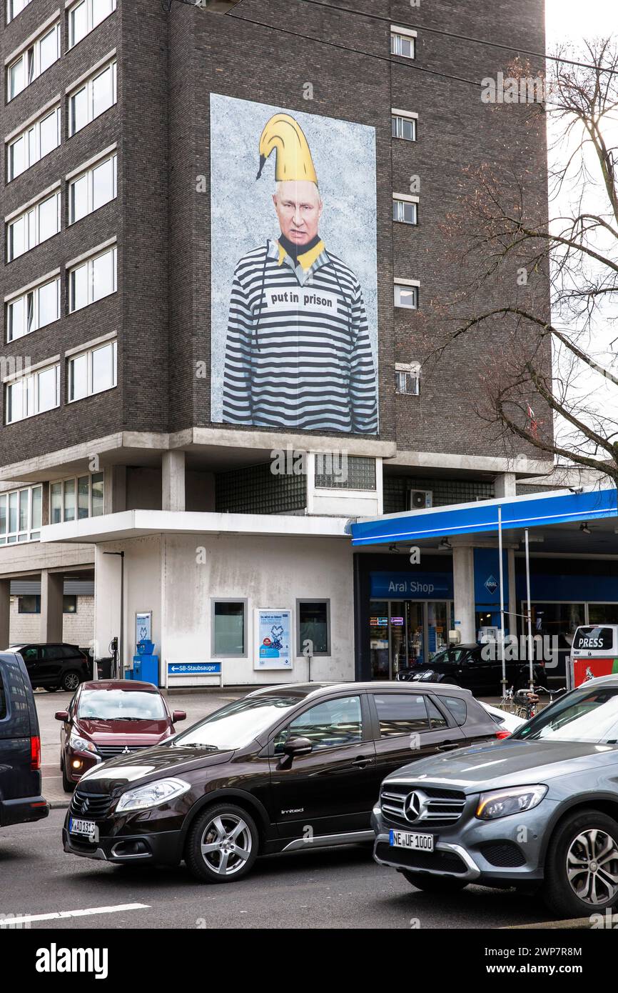 Foto del presidente russo Vladimir Putin in abiti da prigioniero in una casa in via Aachener, artista Thomas Baumgaertel, Colonia, Germania. ***PREPARAZIONE Foto Stock