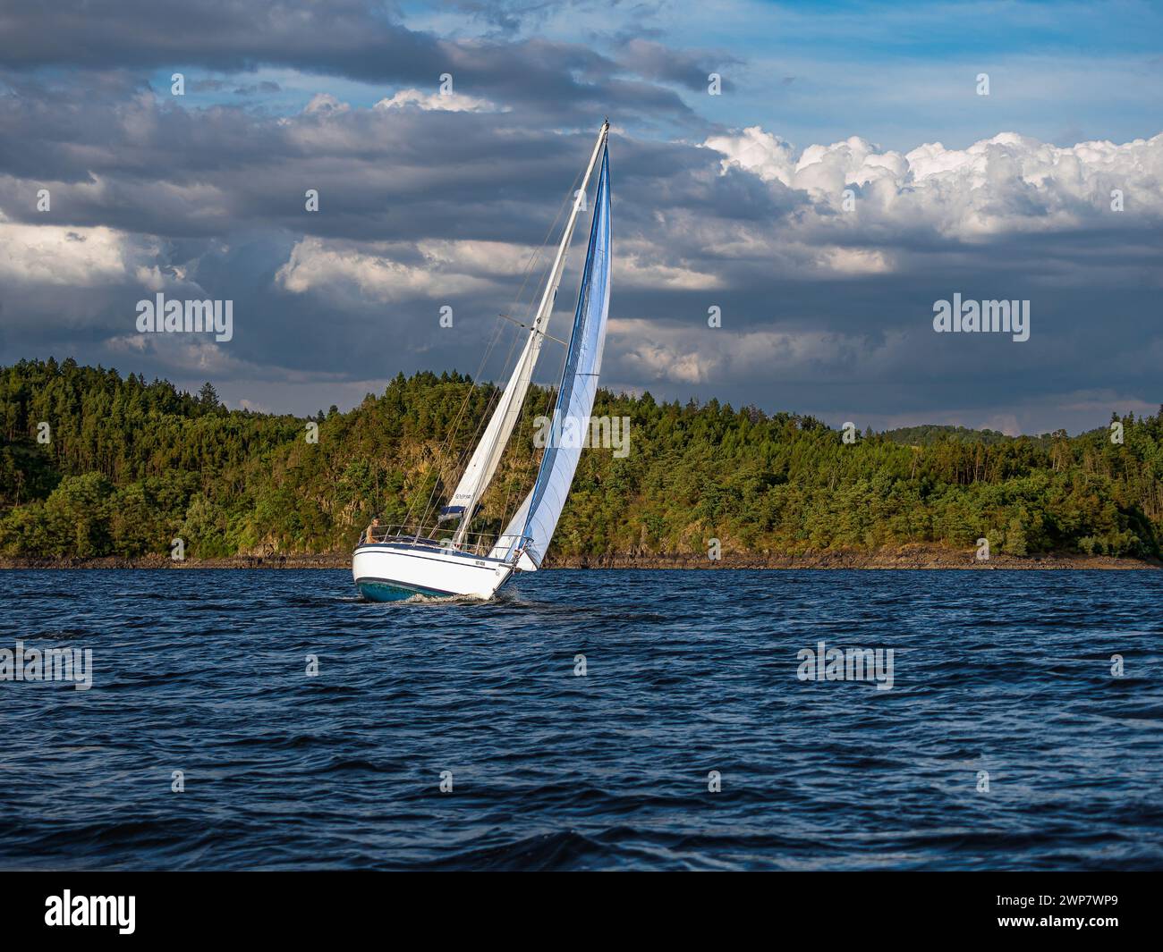 navigazione in estate, vento sulle vele, vela, grande diga, vento forte Foto Stock