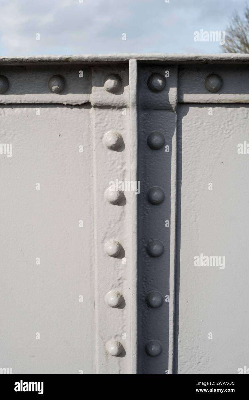 Un collegamento rivettato su un vecchio ponte in acciaio o ferro battuto, Inghilterra, Regno Unito Foto Stock