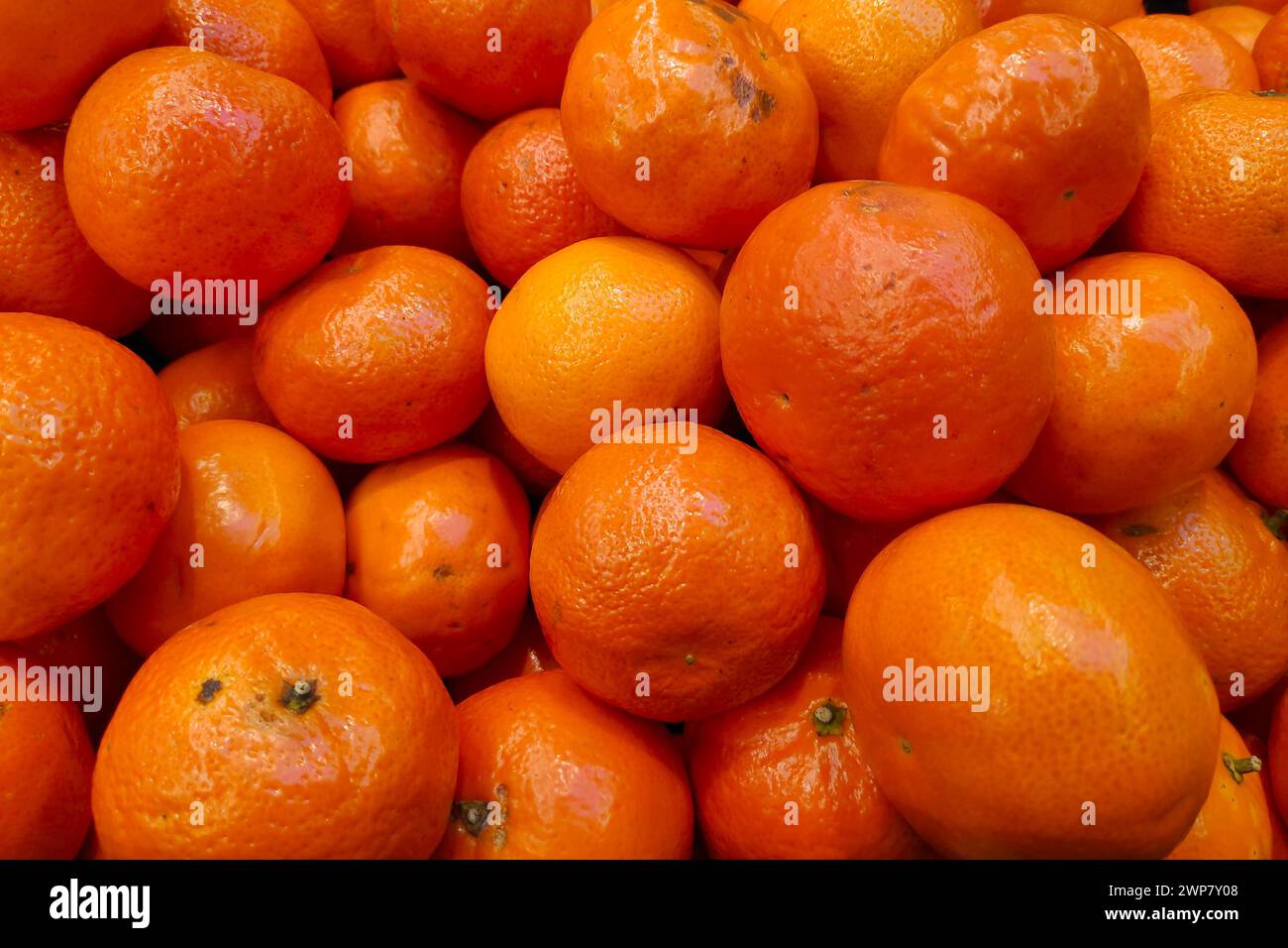 Primo piano su una pila di arance mandarine in una banchina di mercato. Foto Stock