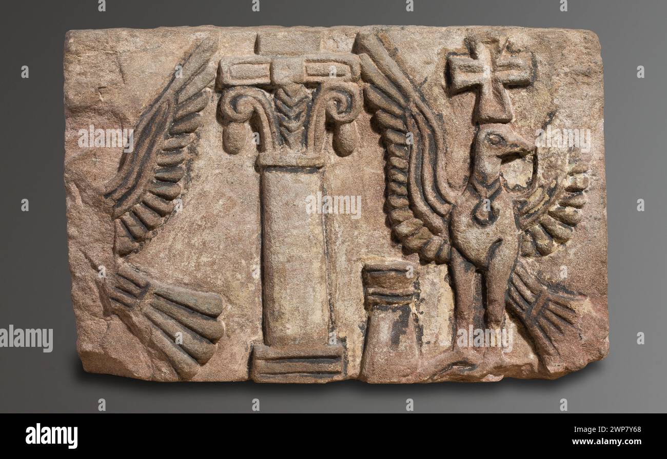 Decorazione a rilievo di Faras, Sudan, VII secolo, realizzata da un laboratorio nubiano sconosciuto, con elementi architettonici, fregi, colonne, croci, altari e immagini di uccelli, parte degli scavi polacchi. Foto Stock