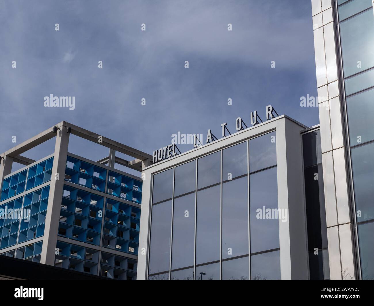 Esterno dell'Hotel Latour, un moderno ed alto hotel nel centro di Milton Keynes, Regno Unito Foto Stock