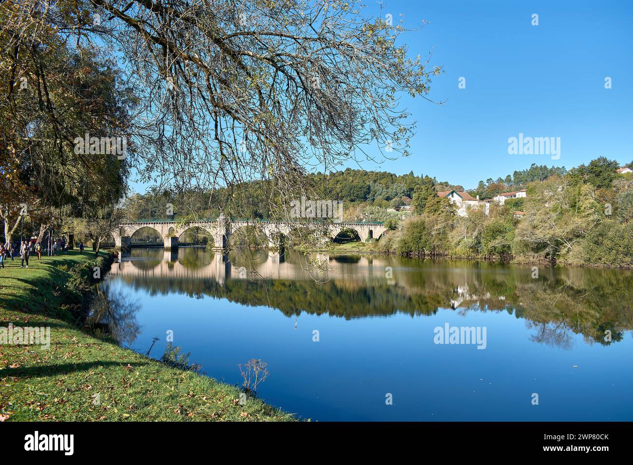 Ponte da barca in Portogallo, ponte del XV secolo sul fiume Limi Foto Stock