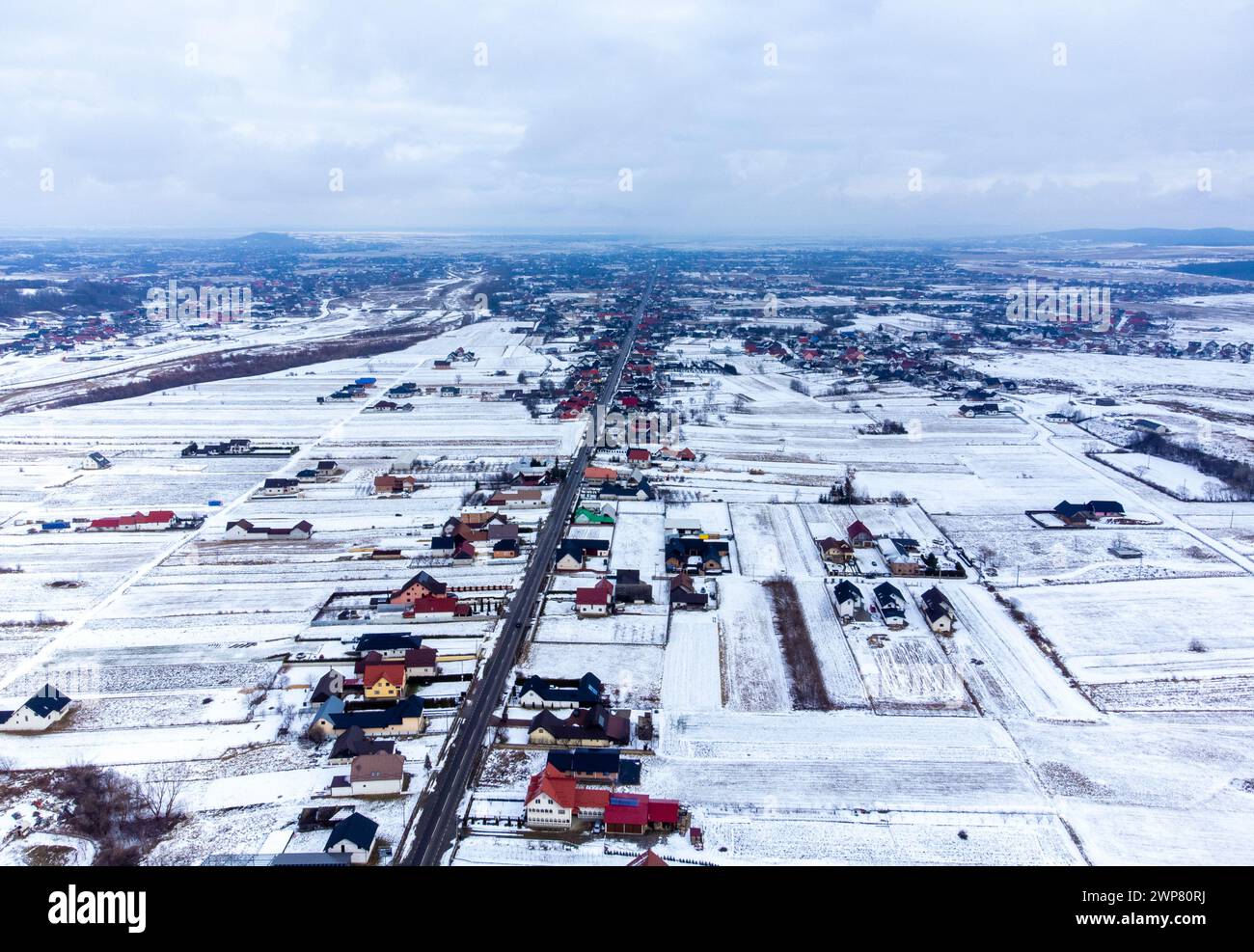 Vista aerea del villaggio di Marginea nella contea di Suceava - Romania Foto Stock