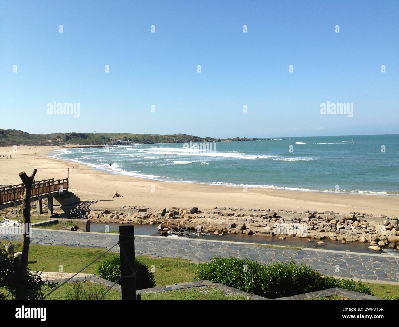 Vista laterale di una spiaggia con vista sull'oceano Foto Stock