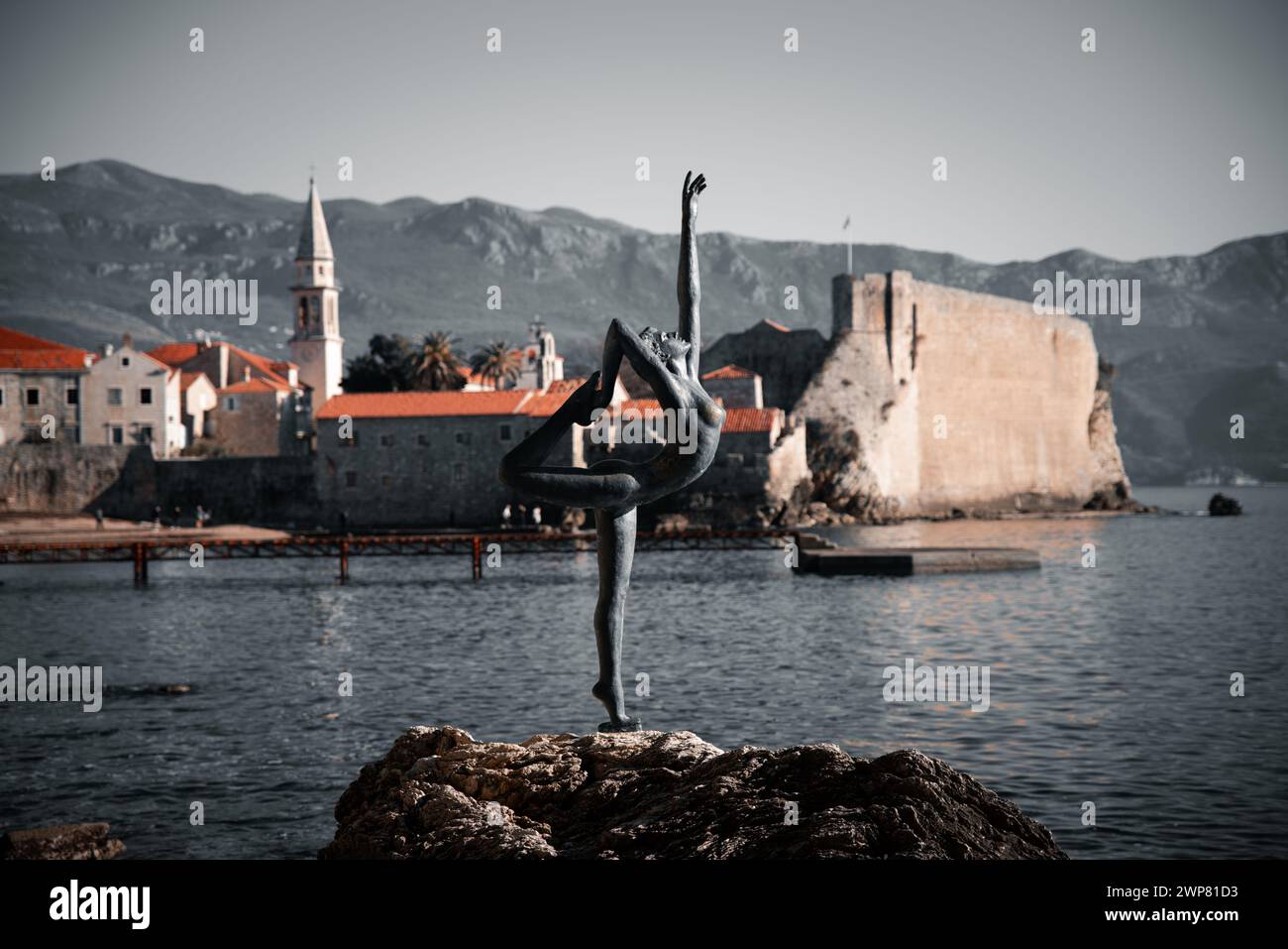 La famosa statua della ragazza danzante di fronte alla città vecchia di Budva, Montenegro Budva Foto Stock
