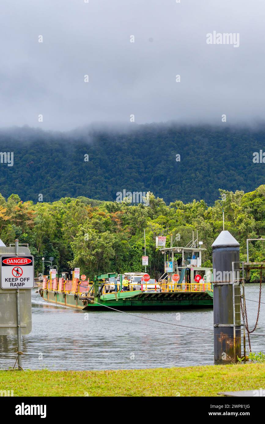 Le nuvole a bassa crescita sono appese sul fianco della collina dietro la funivia del fiume Daintree nel Daintree National Park, North Queensland, Australia Foto Stock