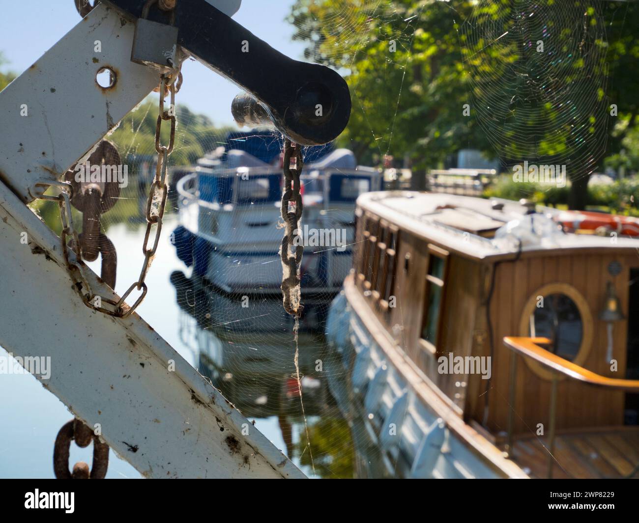 Abingdon-on-Thames sostiene di essere la città più antica d'Inghilterra. E il Tamigi scorre attraverso il suo cuore. Questa è la chiusa a valle della città. Qui Foto Stock