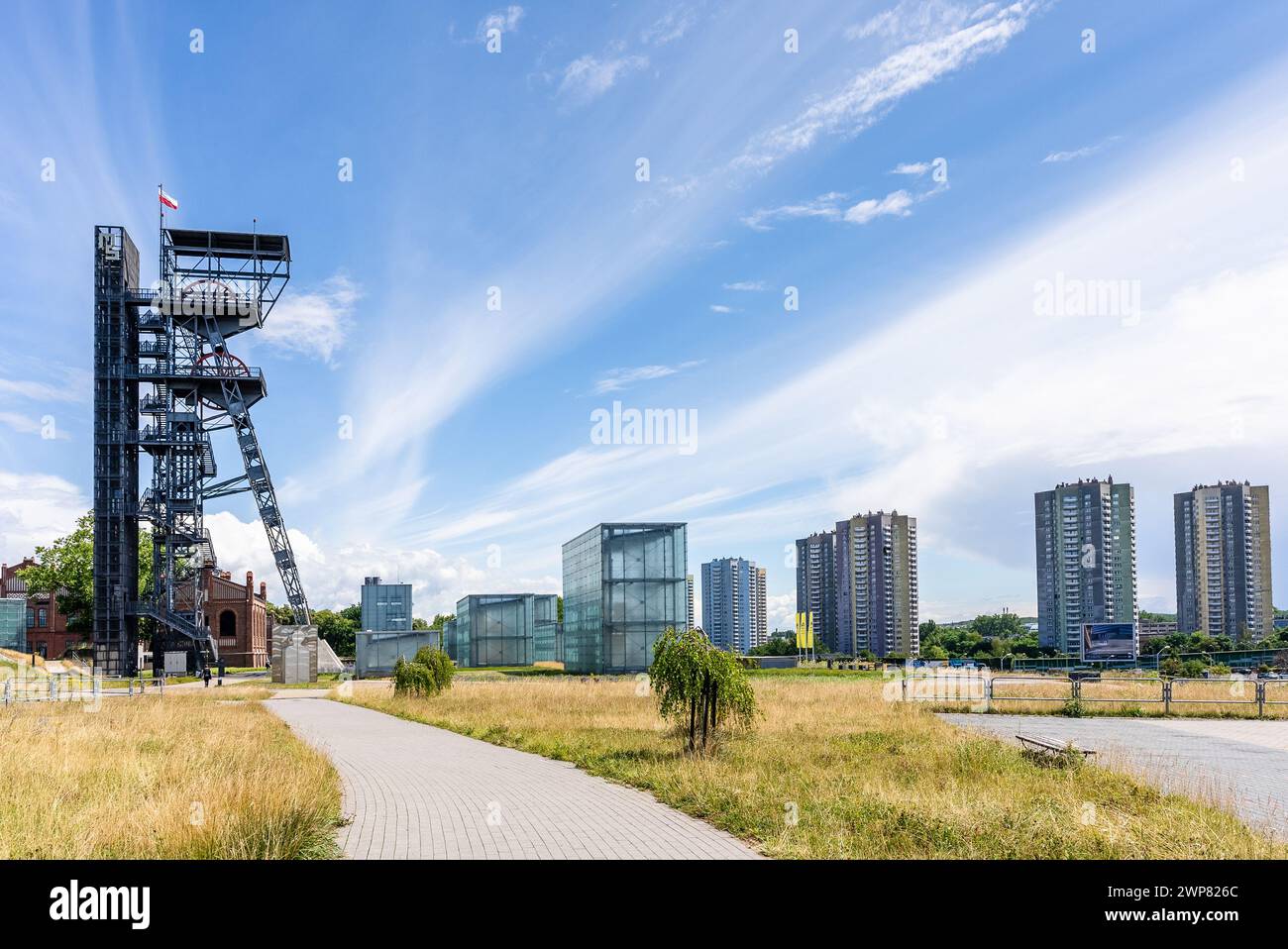 Vista della torre Shaft Warszawa II e del museo Slesia, Katowice, Polonia Foto Stock