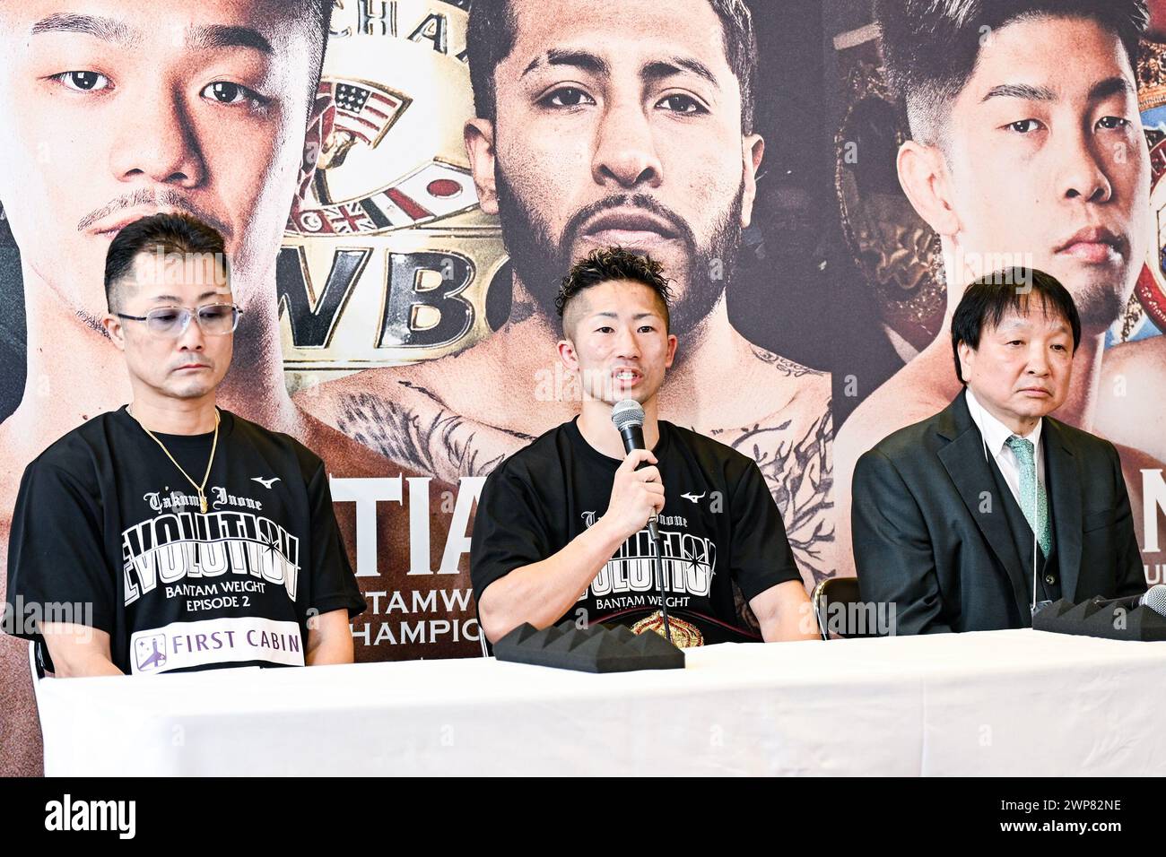 Tokyo, Giappone. 24 febbraio 2024. Il giapponese Takuma Inoue partecipa a una conferenza stampa con il suo allenatore e padre Shingo Inoue (L) e il presidente della Ohhashi Boxing Gym Hideyuki Ohashi (R) dopo aver vinto il titolo WBA dei pesi gallo con un KO al nono round al Ryogoku Kokugikan di Tokyo, Giappone, 24 febbraio 2024. Crediti: Hiroaki finito Yamaguchi/AFLO/Alamy Live News Foto Stock