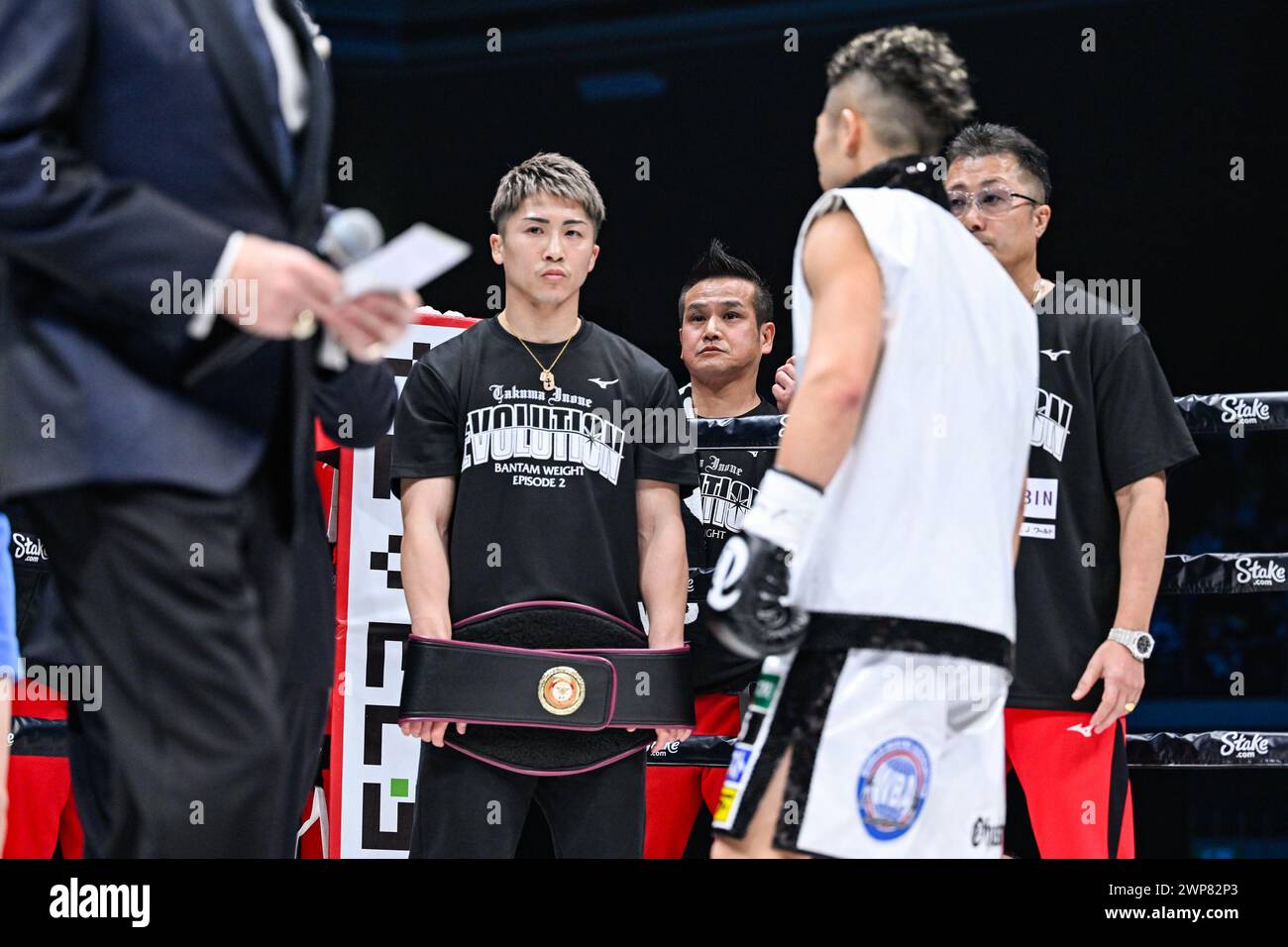 Tokyo, Giappone. 24 febbraio 2024. Naoya Inoue (L), fratello di Takuma Inoue (2° R) del Giappone, si erge sul ring come secondo di Takuma con l'allenatore e padre Shingo Inoue (R) prima dell'incontro per il titolo dei pesi gallo WBA al Ryogoku Kokugikan di Tokyo, Giappone, 24 febbraio 2024. Crediti: Hiroaki finito Yamaguchi/AFLO/Alamy Live News Foto Stock