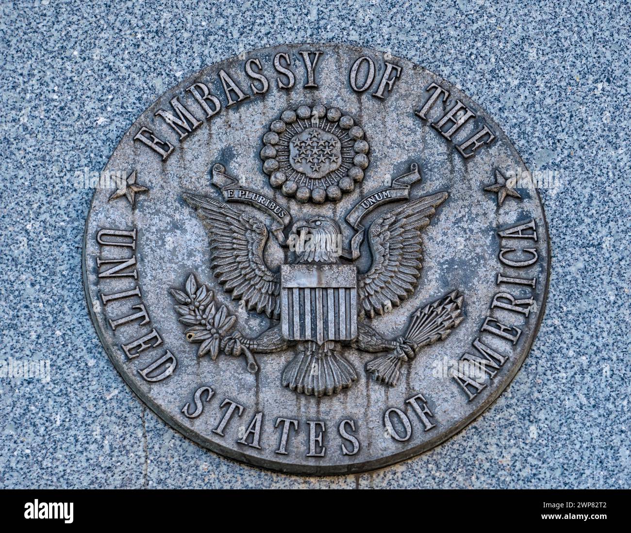 La targa di pietra dell'Ambasciata degli Stati Uniti a Varsavia Foto Stock