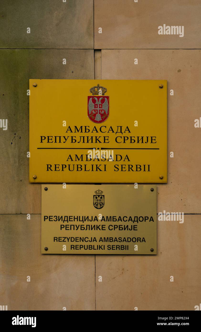 La targa metallica dell'ambasciata della Repubblica di Serbia a Varsavia Foto Stock