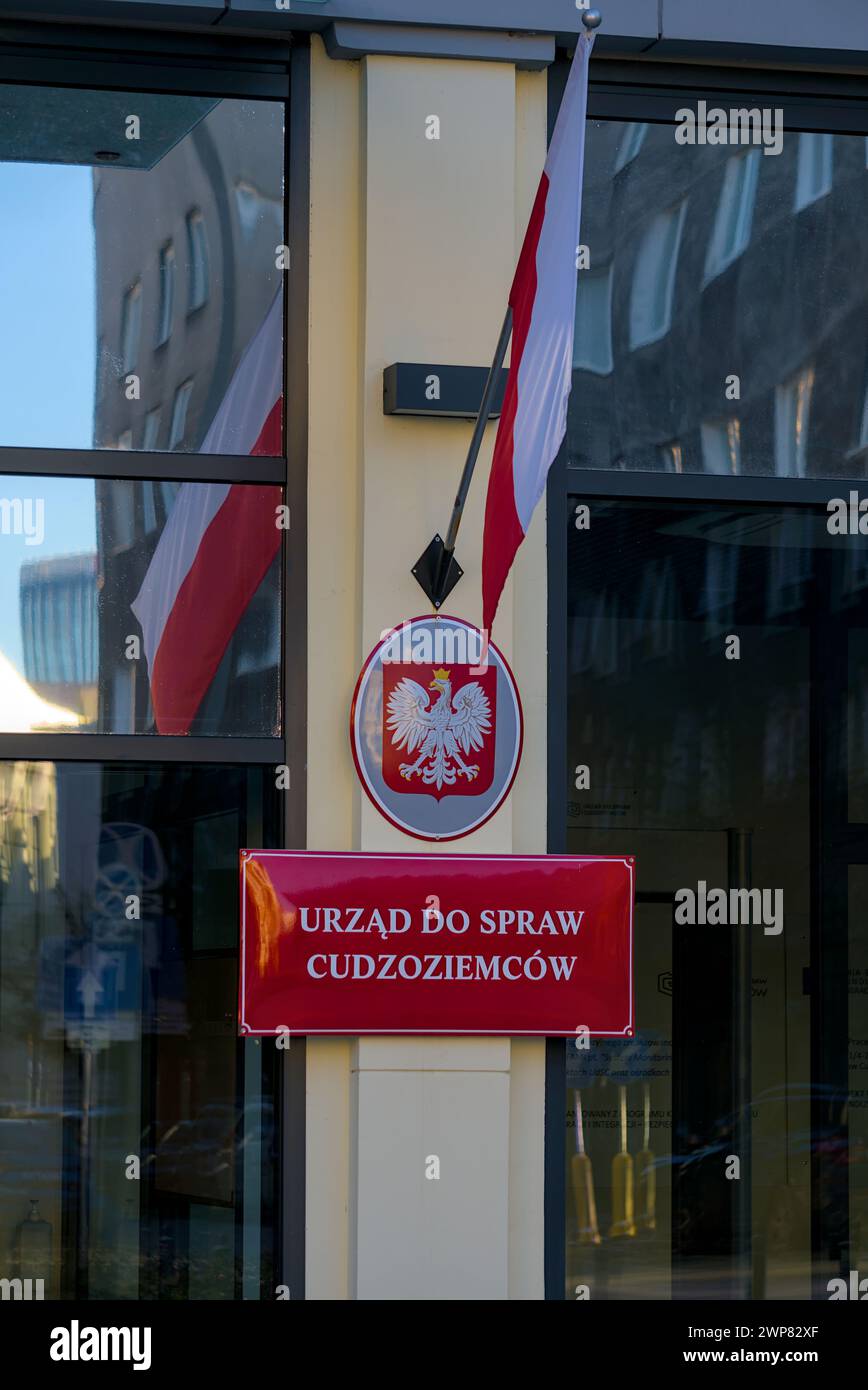 La targa metallica dell'ufficio per stranieri a Varsavia Foto Stock