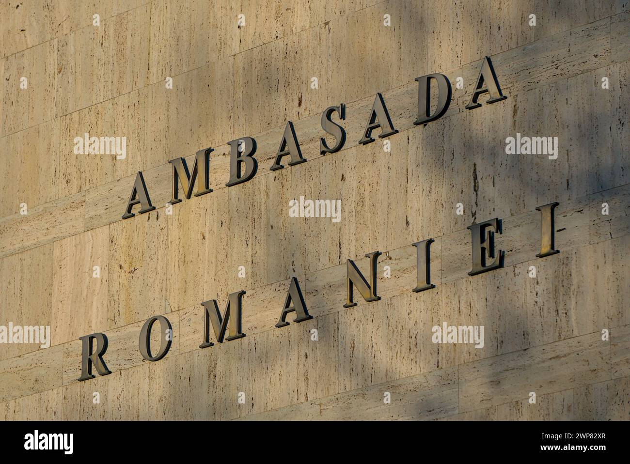 Il segno metallico dell'ambasciata della Romania a Varsavia Foto Stock