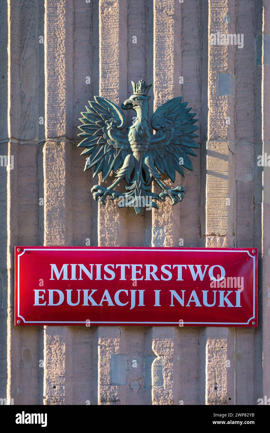 Foto colorata della targa ufficiale con il nome del Ministero dell'istruzione e della scienza, primo piano Foto Stock