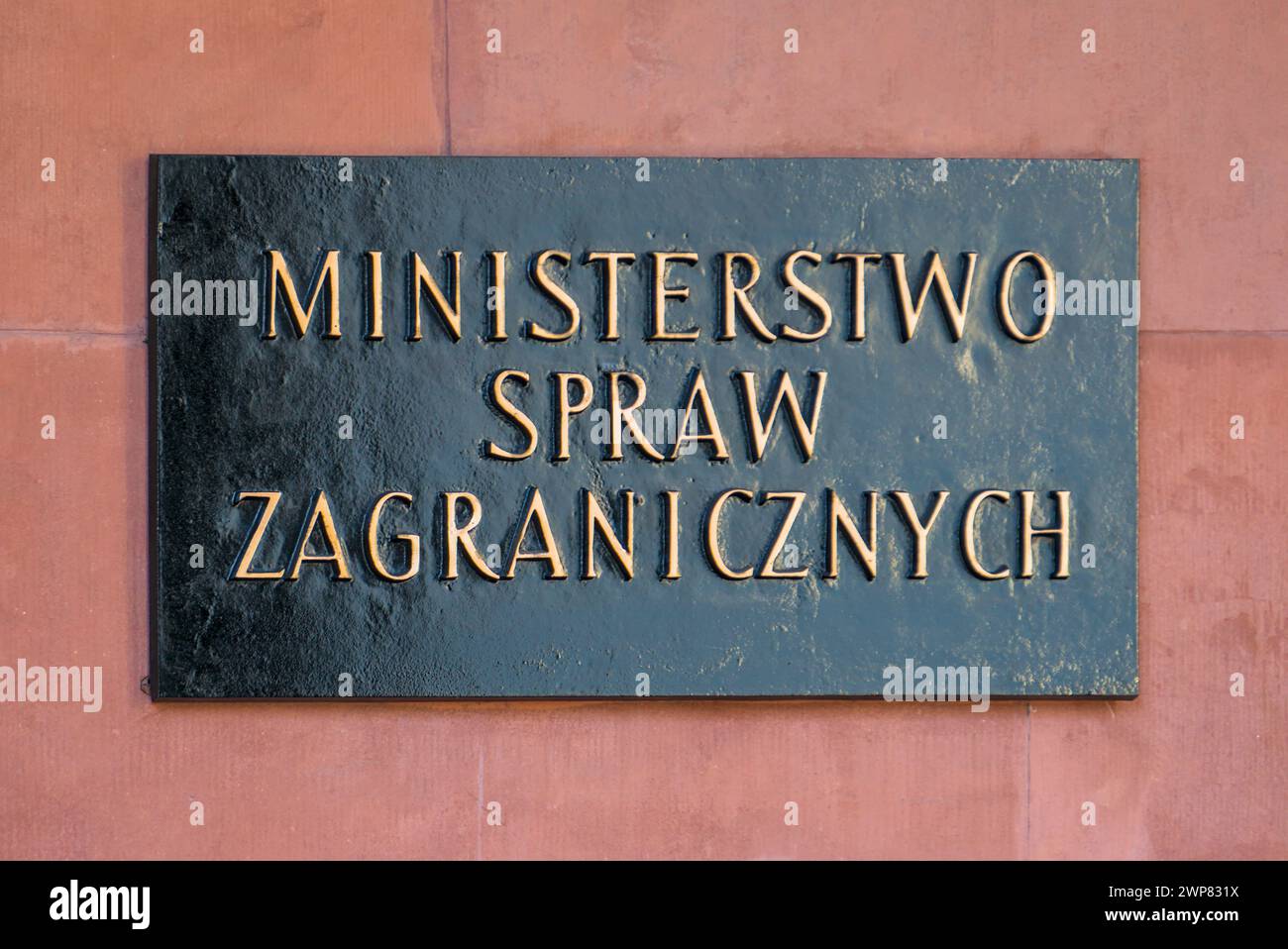 Foto colorata della targa ufficiale in pietra con il nome del Ministero degli affari Esteri Foto Stock
