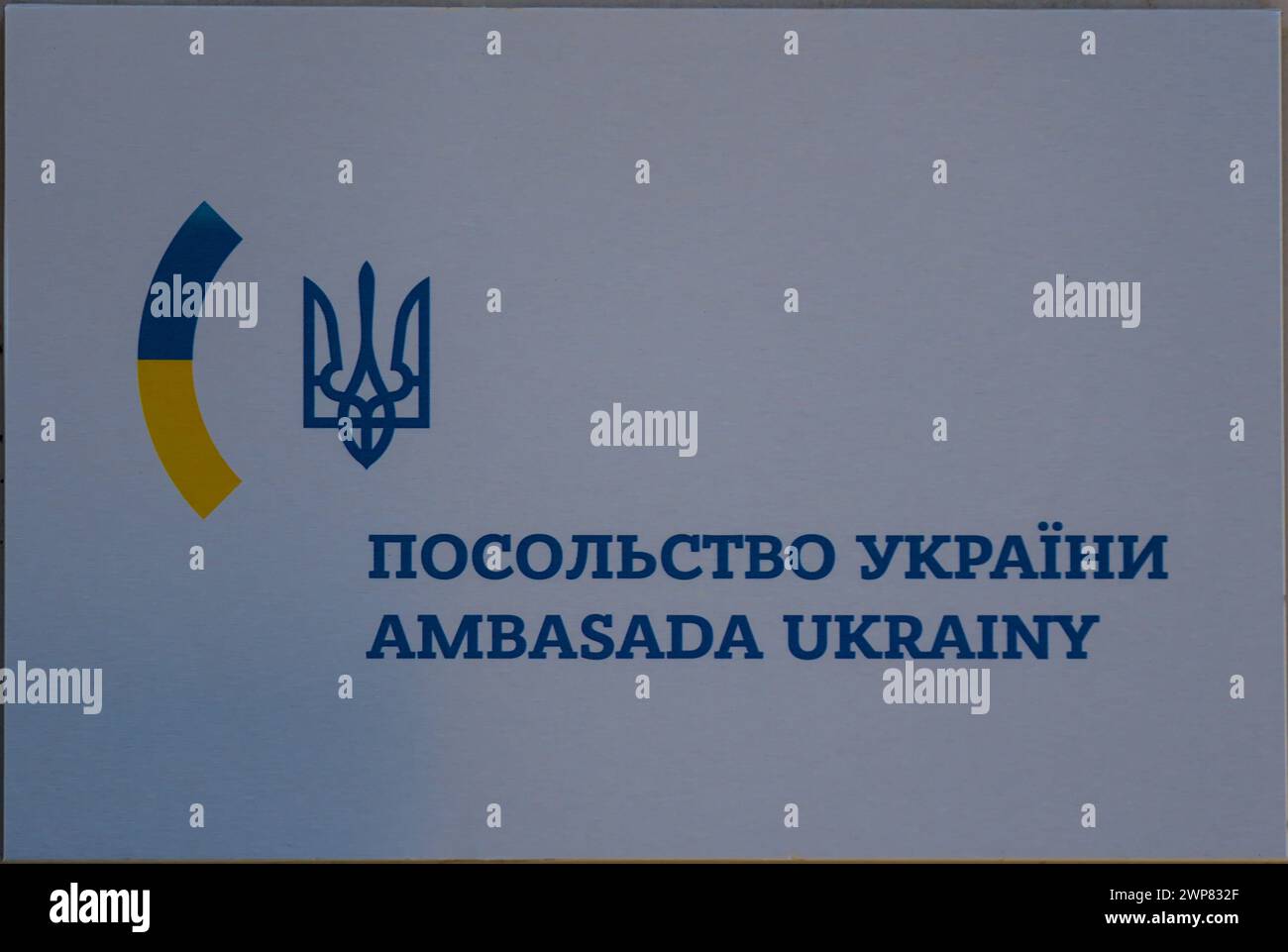 La targa di pietra dell'Ambasciata Ucraina a Varsavia Foto Stock