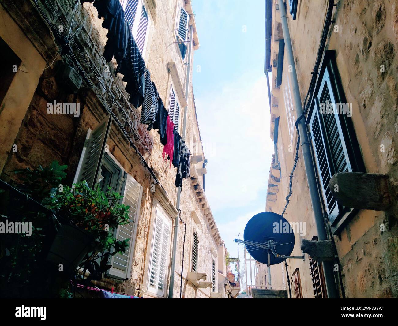 Dubrovnik, Croazia, 08.14. 2022. Stradine strette della città antica. Le facciate delle case sono fatte di marmo e pietra molto vicine l'una all'altra Foto Stock