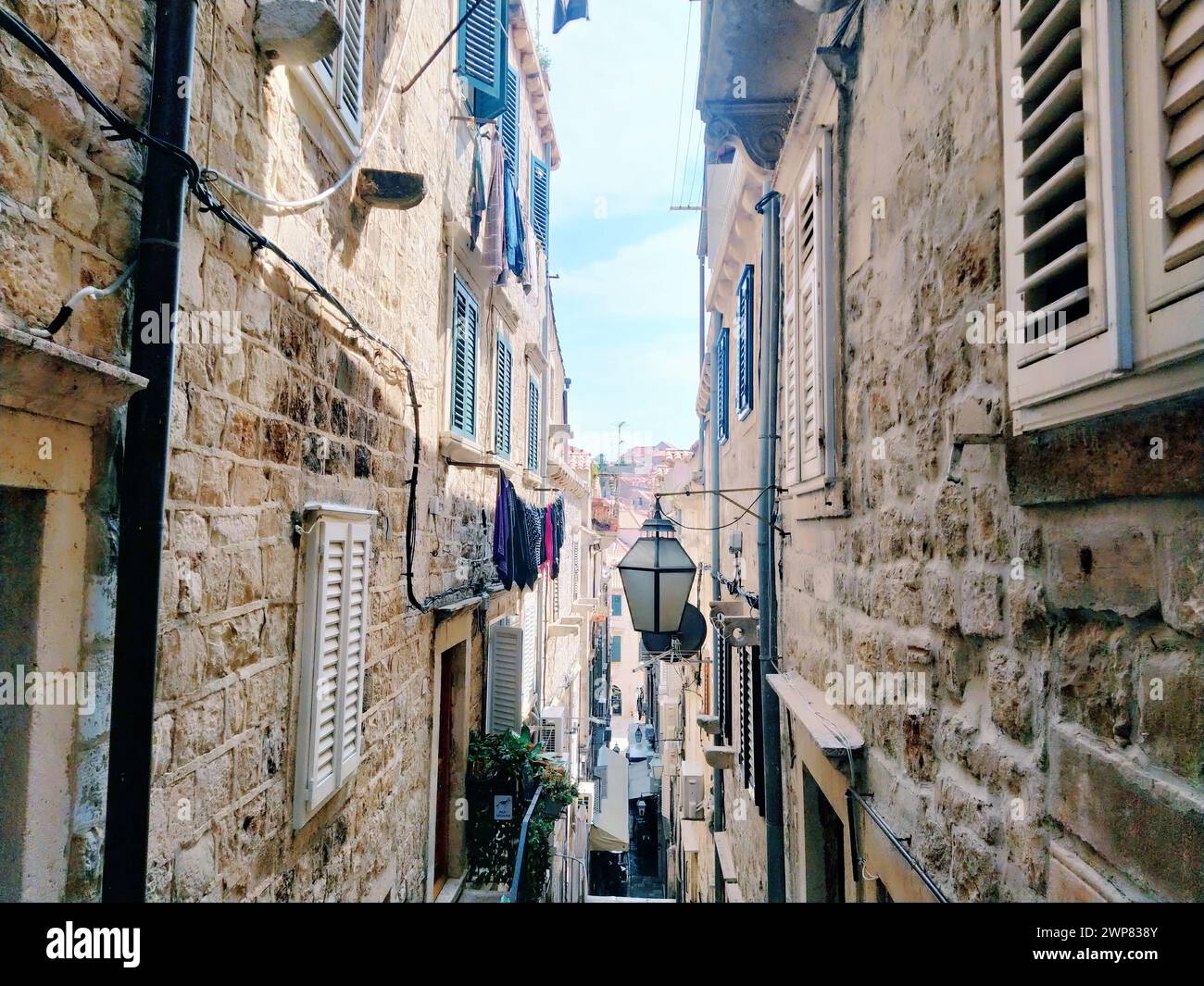 Dubrovnik, Croazia, 08.14. 2022. Stradine strette della città antica. Le facciate delle case sono fatte di marmo e pietra molto vicine l'una all'altra Foto Stock